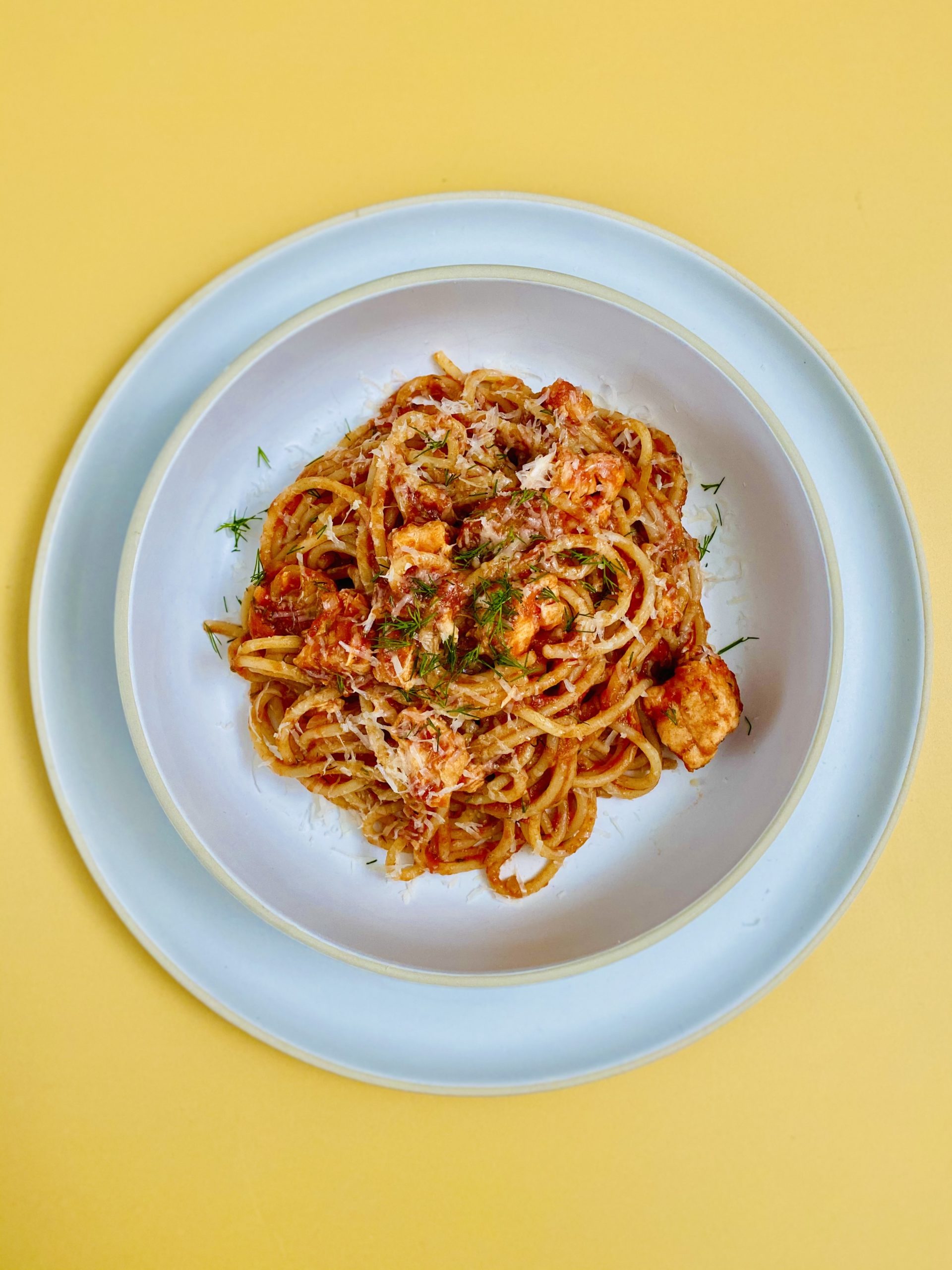 Spaghetti mit Lachs in Dill-Tomaten-Sauce | Femeal